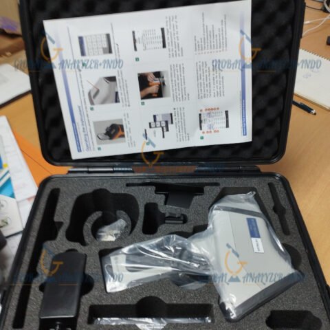 “X-MET 8000 handheld XRF analyzer measuring metals on-site