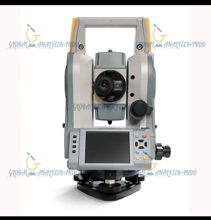 Topógrafo utilizando estação total Trimble C5 em obra