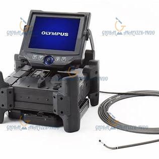 Operator using Olympus IPLEX NX IV9675N in industrial inspection