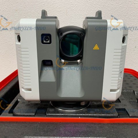 Leica RTC360 3D Laser Scanner capturing point clouds on construction site.