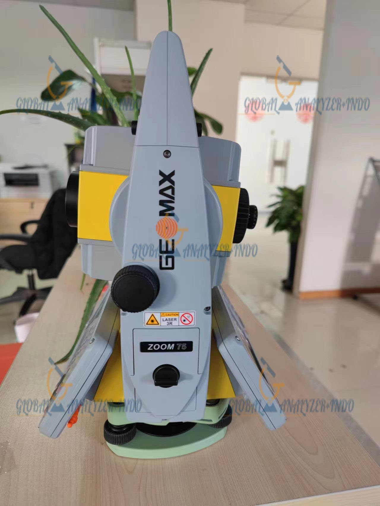 GEOMAX ZOOM 75 Total Station for construction layout